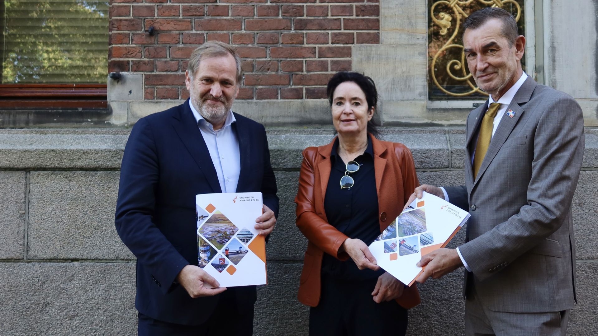 Op de foto staan Meiltje de Groot, Eddie van Marum, Jakob Klompien Nij Begun voor de haalbaarheidsstudie waterstofinfrastructuur op Groningen Airport Eelde