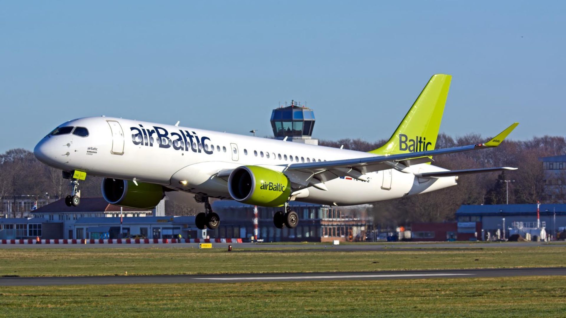 Een vliegtuig van airBaltic landt op groningen airport eelde