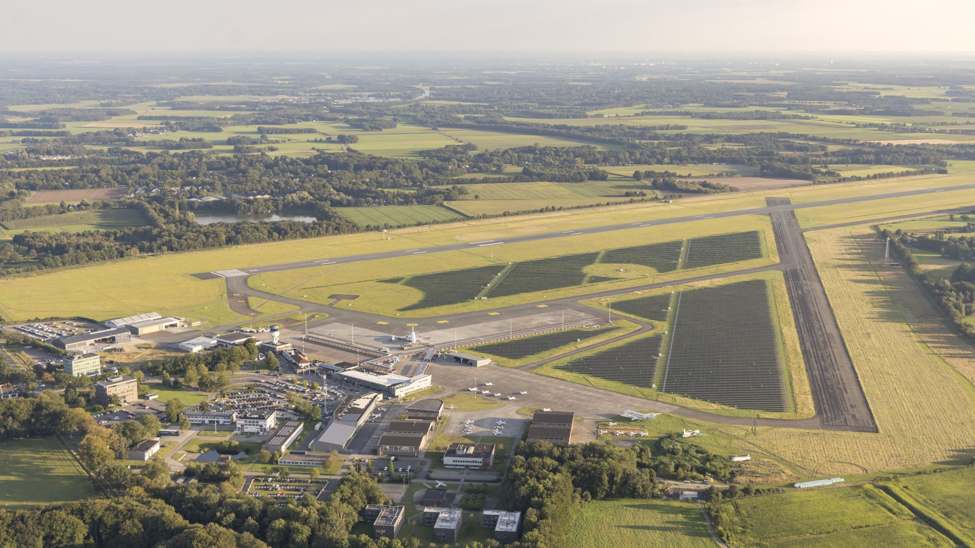 Luchtfoto Groningen Airport Eelde