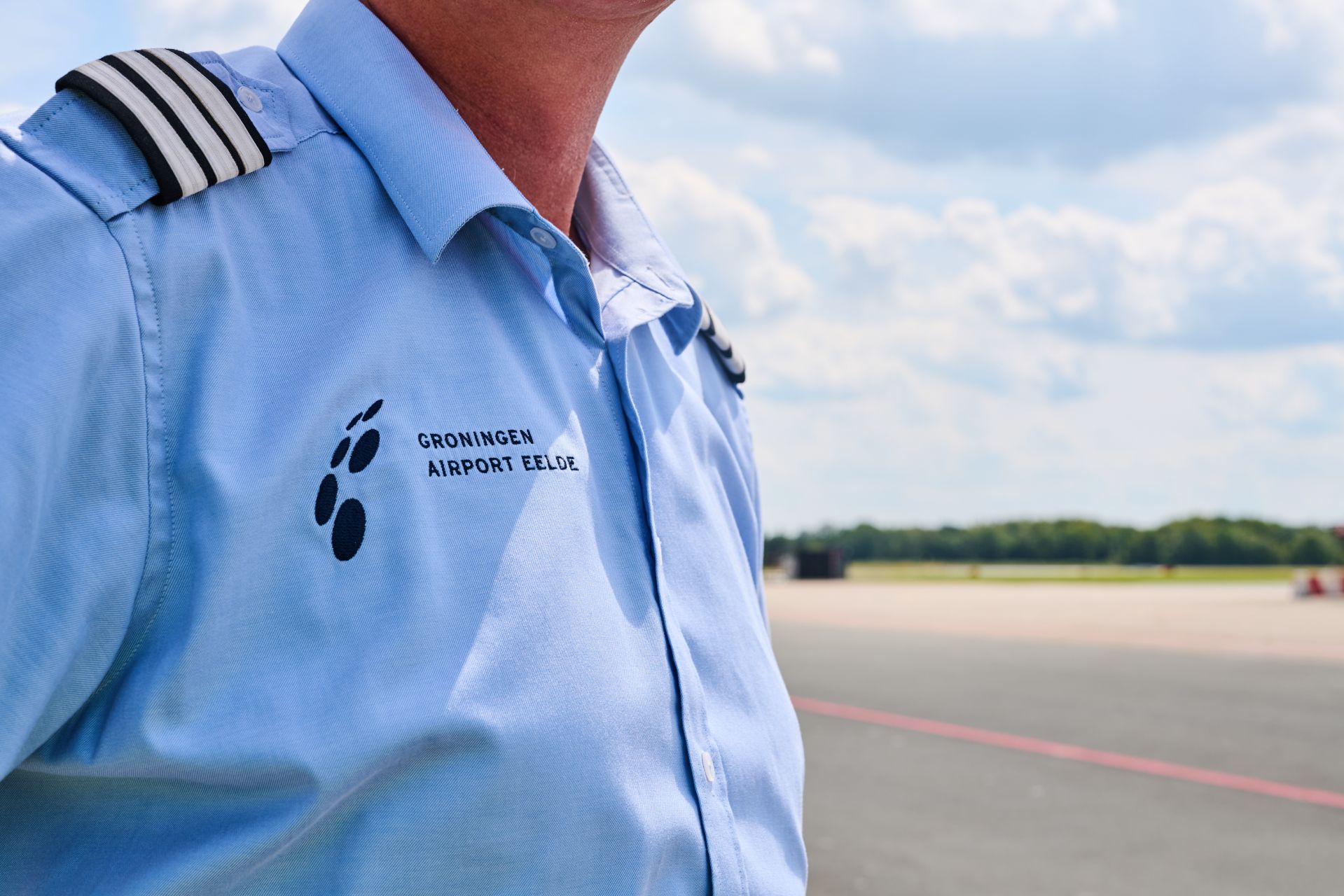 Havendienst medewerker kijkt uit over luchthaven