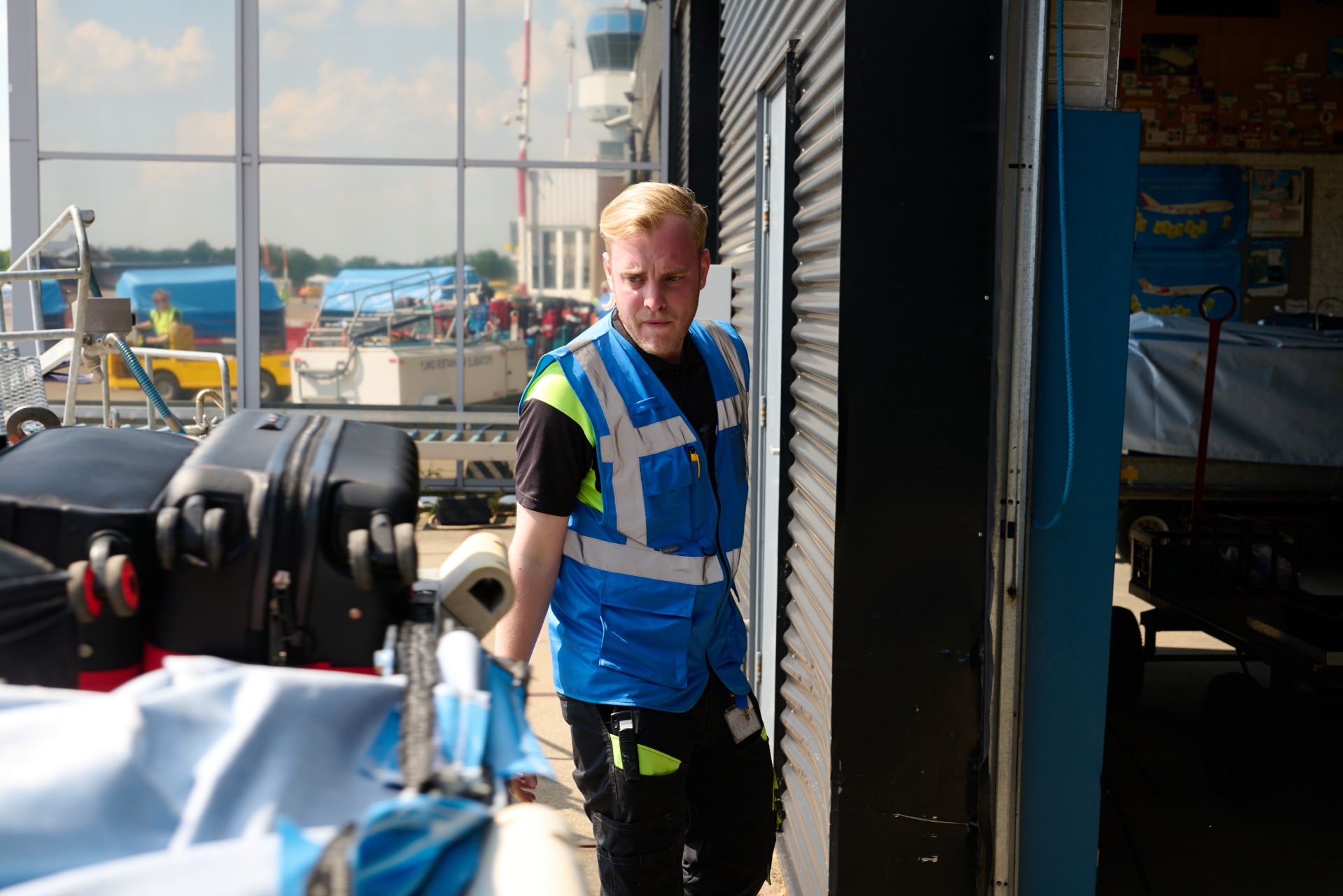 Een bagagemedewerker werkt op de luchthaven.