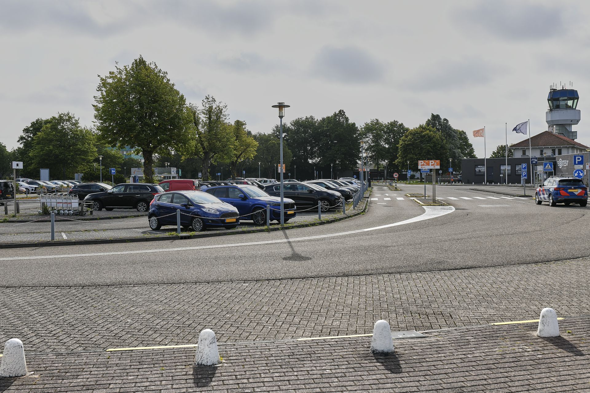 Parkeerterrein met auto's Groningen Airport Eelde