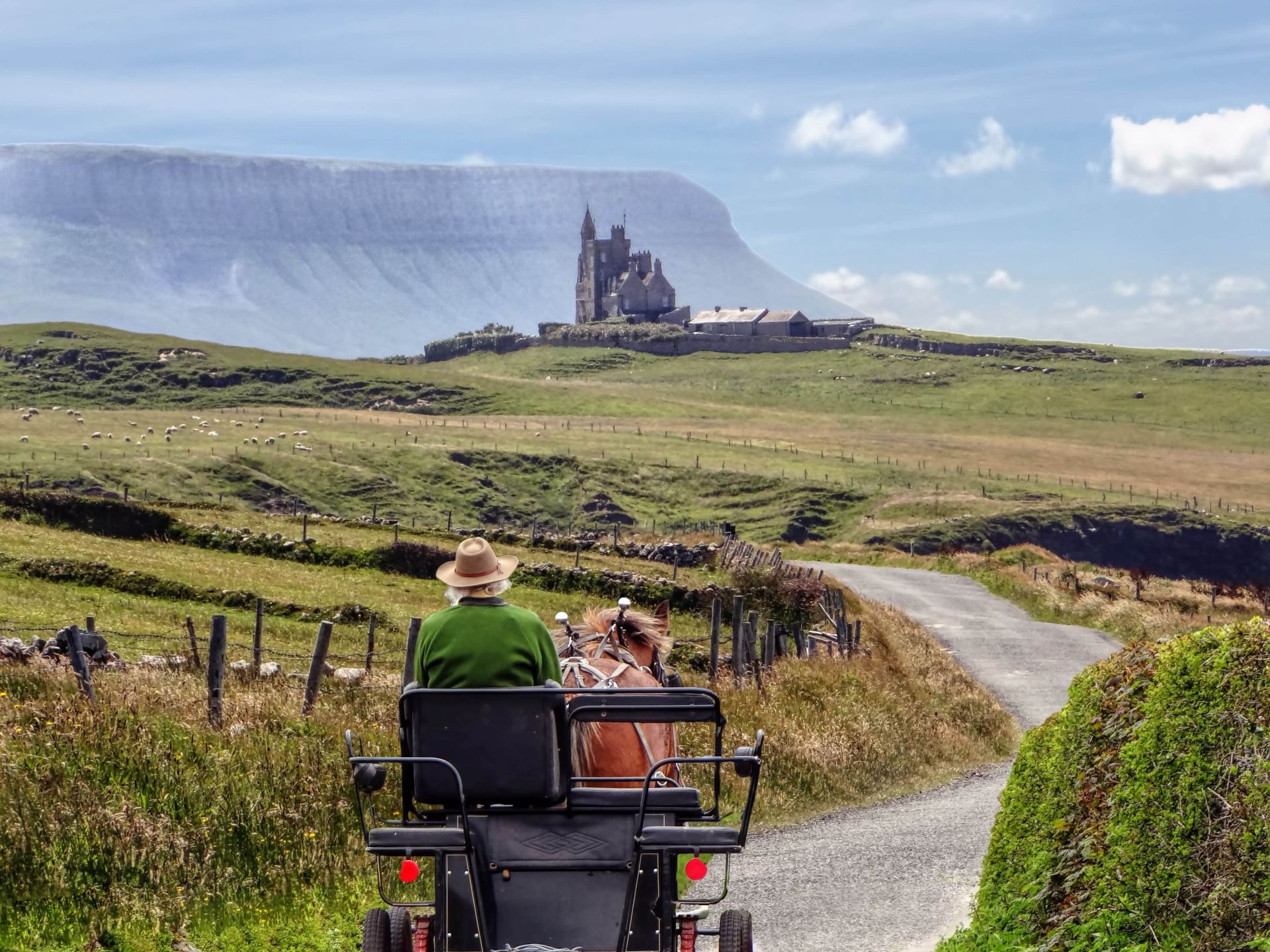 Man rijdt op koets naar Benbulben and Classiebawn Castle
